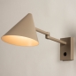 Foto 15530-2 schuinaanzicht: Beige wandlamp in Scandinavische stijl met knikarm en schakelaar op de wandplaat 