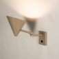 Foto 15530-3 schuinaanzicht: Beige wandlamp in Scandinavische stijl met knikarm en schakelaar op de wandplaat 