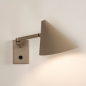 Foto 15530-4 vooraanzicht: Beige wandlamp in Scandinavische stijl met knikarm en schakelaar op de wandplaat 