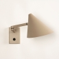 Foto 15530-5 vooraanzicht: Beige wandlamp in Scandinavische stijl met knikarm en schakelaar op de wandplaat 