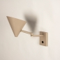Foto 15530-6 schuinaanzicht: Beige wandlamp in Scandinavische stijl met knikarm en schakelaar op de wandplaat 