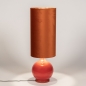 Foto 15580-3 vooraanzicht: Grote vaaslamp als vloerlamp in oranje met smalle, hoge lampenkap van velvet