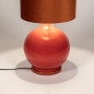 Foto 15580-8 detailfoto: Grote vaaslamp als vloerlamp in oranje met smalle, hoge lampenkap van velvet