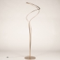 Foto 15613-10 vooraanzicht: Statement vloerlamp in goud met grote krul en dimbare led verlichting dim to warm