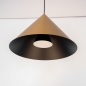 Foto 15618-10: Grote ronde hanglamp van metaal in brons met zwart met conische kap van metaal 