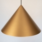 Foto 15618-7: Grote ronde hanglamp van metaal in brons met zwart met conische kap van metaal 