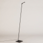 Foto 15671-2 schuinaanzicht: Staande led leeslamp in het zwart 360 graden draaibaar en dimbaar met touchdimmer
