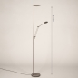 Foto 15815-1: Moderne led uplight vloerlamp met leesarm in staal en dimbare led verlichting
