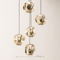 Foto 15819-1: Hanglamp met organisch gevormde amberkleurige bollen – Perfect voor ronde tafels en sfeervolle ruimtes