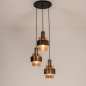 Foto 15857-2: Hanglamp met drie kokers van bruinkleurig glas met bronzen kokers aan een ronde plafondplaat