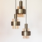 Foto 15857-9: Hanglamp met drie kokers van bruinkleurig glas met bronzen kokers aan een ronde plafondplaat