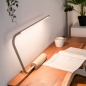 Foto 15886-11 sfeerfoto: Beige bureaulamp met touchdimmer en dim-to-warm led