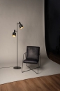 Foto 15890-12: Zwarte vloerlamp met 2 richtbare spots en schakelaar op de kappen 