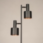 Foto 15890-8: Zwarte vloerlamp met 2 richtbare spots en schakelaar op de kappen 