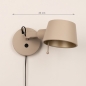 Foto 16056-1 maatindicatie: Moderne beige wandlamp met draaibare arm