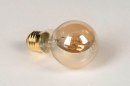 Foto 233-2: Vintage led lichtbron met amberkleurige uitstraling welke lijkt op een kooldraadlamp.