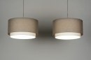 Foto 30132-1: Grote, moderne hanglamp voorzien van twee stoffen, dubbele kappen in taupe kleur.