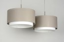 Foto 30132-7: Grote, moderne hanglamp voorzien van twee stoffen, dubbele kappen in taupe kleur.