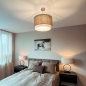 Foto 30140-11 sfeerfoto: Moderne hanglamp voorzien van een dubbele stoffen kap in taupe / witte kleur.