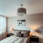 Foto 30140-12 sfeerfoto_uit: Moderne hanglamp voorzien van een dubbele stoffen kap in taupe / witte kleur.