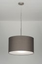 Foto 30376-6: Moderne hanglamp voorzien van een grijze, stoffen kap met blender.