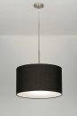 Foto 30377-1: Moderne hanglamp voorzien van een stoffen, zwarte kap met blender.