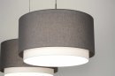 Foto 30415-11: Grote, moderne hanglamp voorzien van twee dubbele kappen in de kleuren grijs en wit.