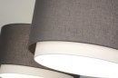 Foto 30415-12: Grote, moderne hanglamp voorzien van twee dubbele kappen in de kleuren grijs en wit.