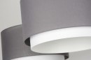Foto 30415-13: Grote, moderne hanglamp voorzien van twee dubbele kappen in de kleuren grijs en wit.