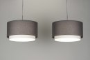 Foto 30415-4: Grote, moderne hanglamp voorzien van twee dubbele kappen in de kleuren grijs en wit.