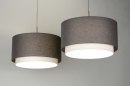 Foto 30415-5: Grote, moderne hanglamp voorzien van twee dubbele kappen in de kleuren grijs en wit.