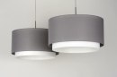 Foto 30415-6: Grote, moderne hanglamp voorzien van twee dubbele kappen in de kleuren grijs en wit.