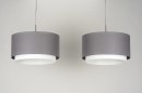 Foto 30415-8: Grote, moderne hanglamp voorzien van twee dubbele kappen in de kleuren grijs en wit.