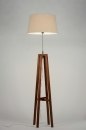 Foto 30428-3 schuinaanzicht: Houten vloerlamp met beige lampenkap van stof