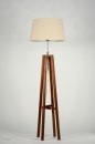 Foto 30428-5 schuinaanzicht: Houten vloerlamp met beige lampenkap van stof