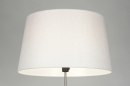Foto 30429-1 detailfoto: Houten vloerlamp met witte lampenkap van stof