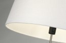 Foto 30429-7 detailfoto: Houten vloerlamp met witte lampenkap van stof