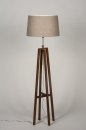 Foto 30550-1 schuinaanzicht: Houten vloerlamp in een donkere kleur voorzien van een taupe kleurige kap.