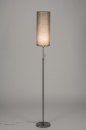 Foto 30617-1: Slanke, stalen vloerlamp voorzien van een linnen kap in taupe kleur.