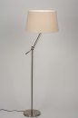 Foto 30687-1 schuinaanzicht: Moderne staande schemerlamp met beige lampenkap van stof
