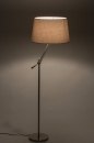 Foto 30687-2 schuinaanzicht: Moderne staande schemerlamp met beige lampenkap van stof