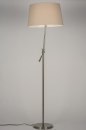 Foto 30687-3 schuinaanzicht: Moderne staande schemerlamp met beige lampenkap van stof