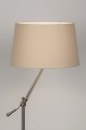 Foto 30687-5 schuinaanzicht: Moderne staande schemerlamp met beige lampenkap van stof