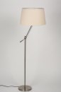 Foto 30687-6 schuinaanzicht: Moderne staande schemerlamp met beige lampenkap van stof