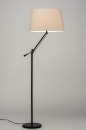 Foto 30784-1 schuinaanzicht: Strakke, moderne vloerlamp in een opvallend design voorzien van een stoffen kap in een beige kleur.