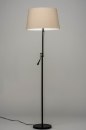 Foto 30784-4 schuinaanzicht: Strakke, moderne vloerlamp in een opvallend design voorzien van een stoffen kap in een beige kleur.