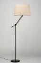 Foto 30784-5 schuinaanzicht: Strakke, moderne vloerlamp in een opvallend design voorzien van een stoffen kap in een beige kleur.