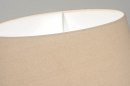 Foto 30784-7 detailfoto: Strakke, moderne vloerlamp in een opvallend design voorzien van een stoffen kap in een beige kleur.