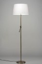 Foto 30789-4 schuinaanzicht: Moderne staande schemerlamp in mat messing met witte lampenkap