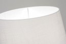 Foto 30789-7 detailfoto: Moderne staande schemerlamp in mat messing met witte lampenkap